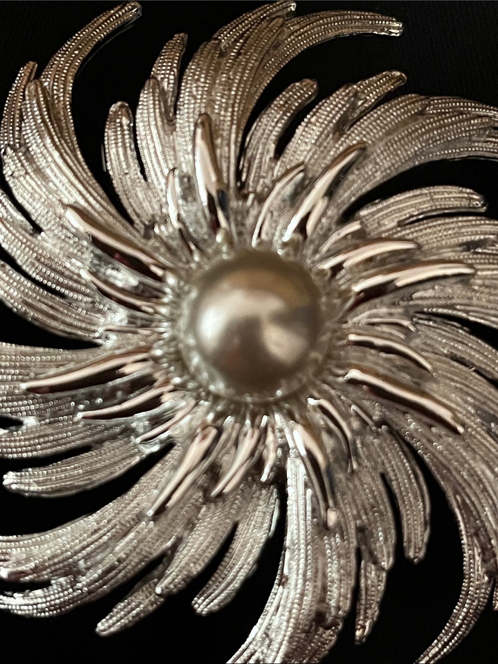 Sarah Coventry "Pinwheel" brooch. 3”.  1960s, silver-tone, faux pearl center - Picture 5 of 5